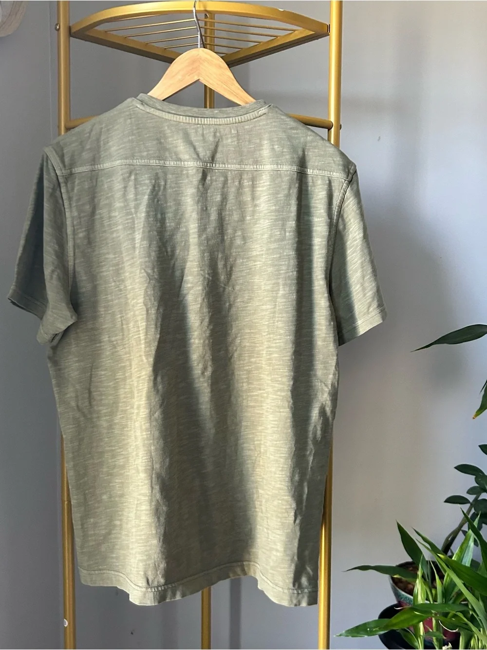 Banana Republic Men’s Vintage style Olive Green V-Neck Short Sleeve Tee size M